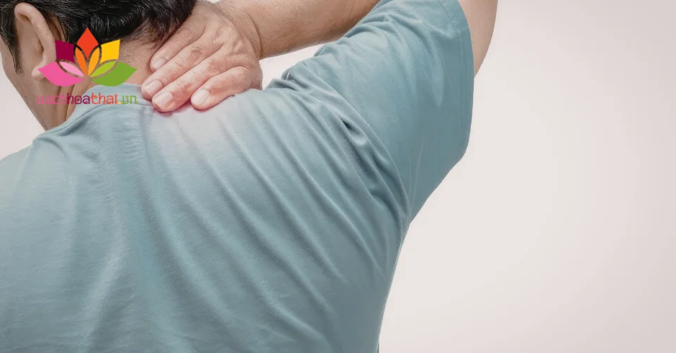 Ảnh bài viết Cách dùng dầu cù là trị đau vai gáy đúng cách, hiệu quả và an toàn tại nhà