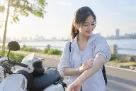 Kem chống nắng body đi xe máy mỗi ngày: chọn sao khỏi bết?