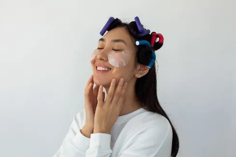 Miếng Dán Mụn Hay Gel Chấm Mụn? Nhìn Nốt Mụn Vài Giây Là Biết Nên Dùng Cái Nào