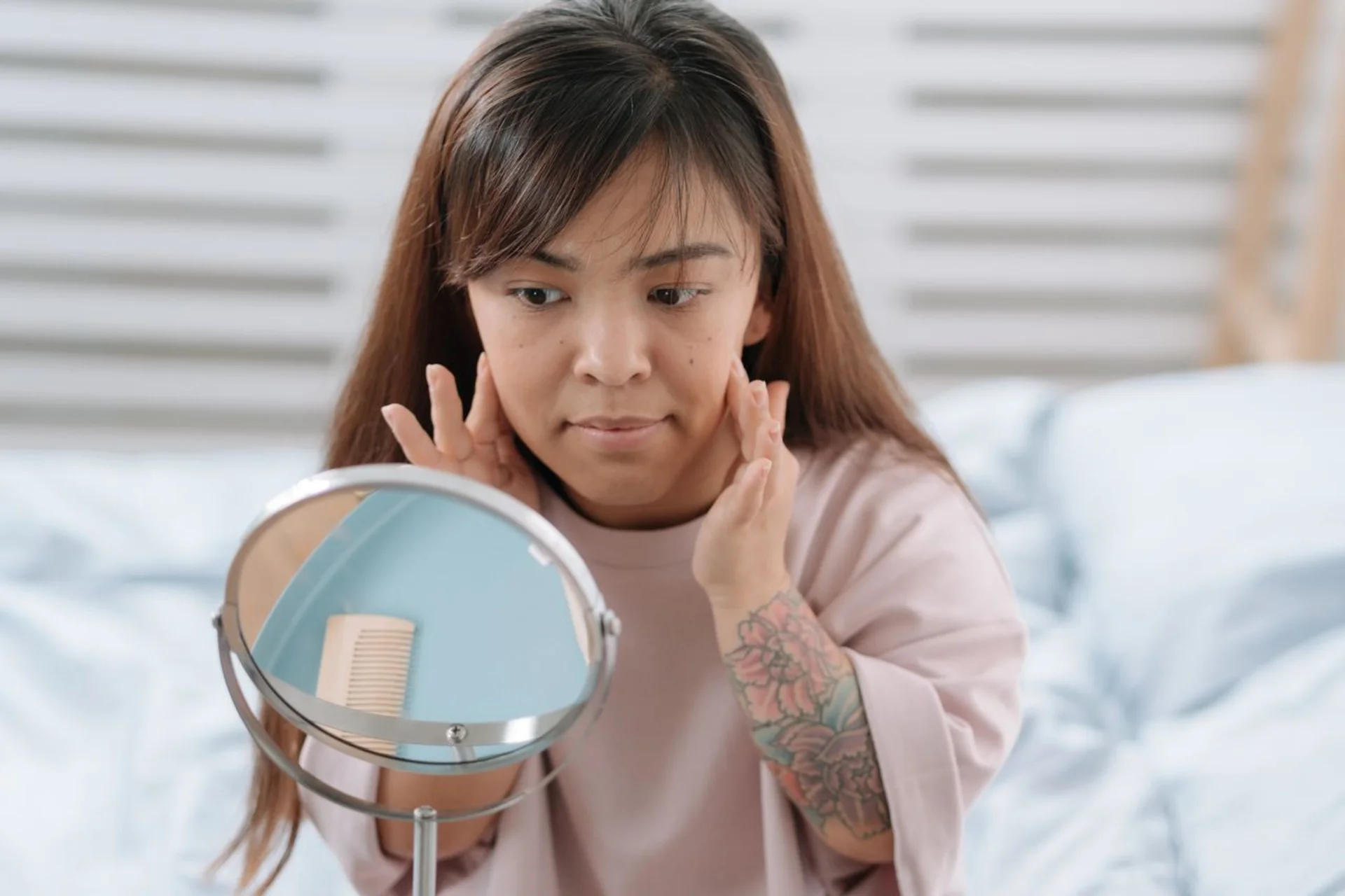 Miếng Dán Mụn Hay Gel Chấm Mụn? Nhìn Nốt Mụn Vài Giây Là Biết Nên Dùng Cái Nào