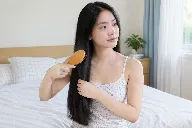 Rụng tóc theo mùa có đáng lo? Khi nào tonic đủ, khi nào gặp chuyên gia