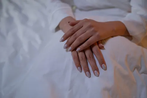 25 mẫu nail móng ngắn cuối năm: nhanh 30 phút, bền đẹp 2 tuần
