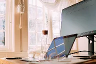 Ngồi gần cửa sổ, đi xe máy giữa trưa: dặm SPF sao cho đúng?
