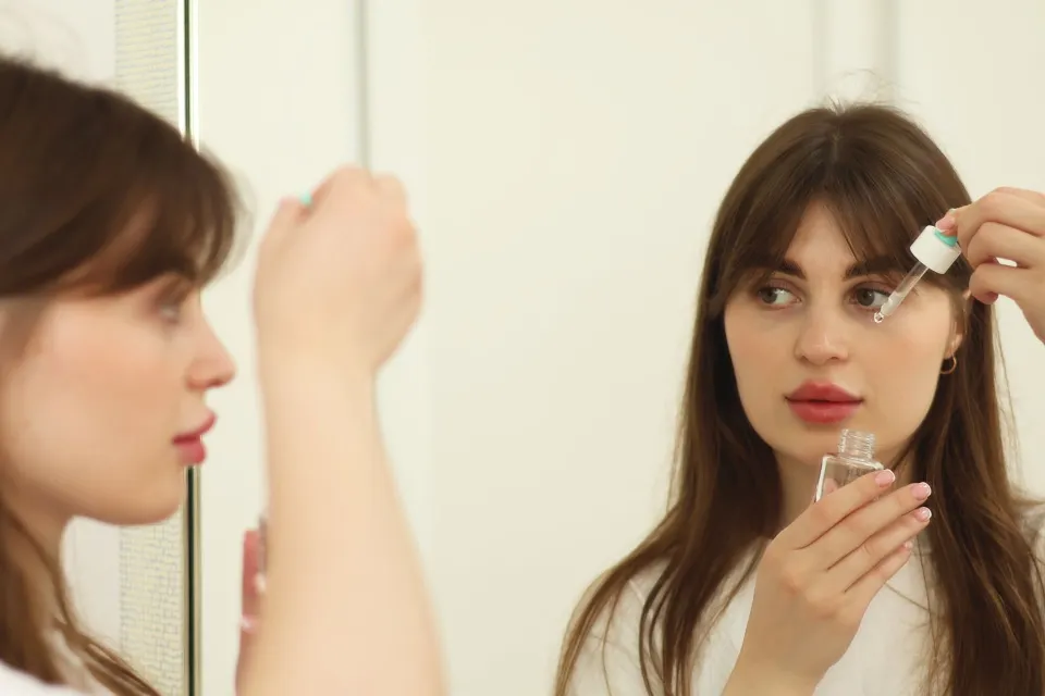 Ảnh bài viết Serum Thái đạt ELLE Best of Beauty 2026 — chọn gì cho da dầu ngày nóng ẩm