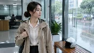Tóc công sở mùa mưa: Giữ nếp tóc gọn và chăm sóc da đầu thoáng sạch khi di chuyển