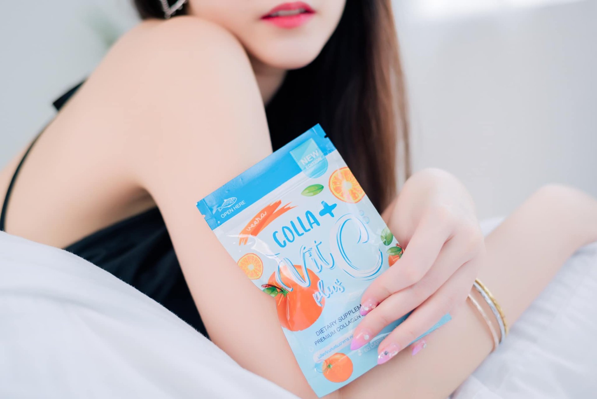 Ảnh quảng cáo Veera: bộ chữ vEEErA xanh dương, COLLA C cam và lát cam