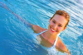 Hướng dẫn cách trang điểm khi đi bơi với 7 mẹo vừa đẹp vừa bảo vệ da