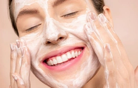 Tránh ngay những lỗi sai khi rửa mặt khiến da hư tổn & nổi mụn!