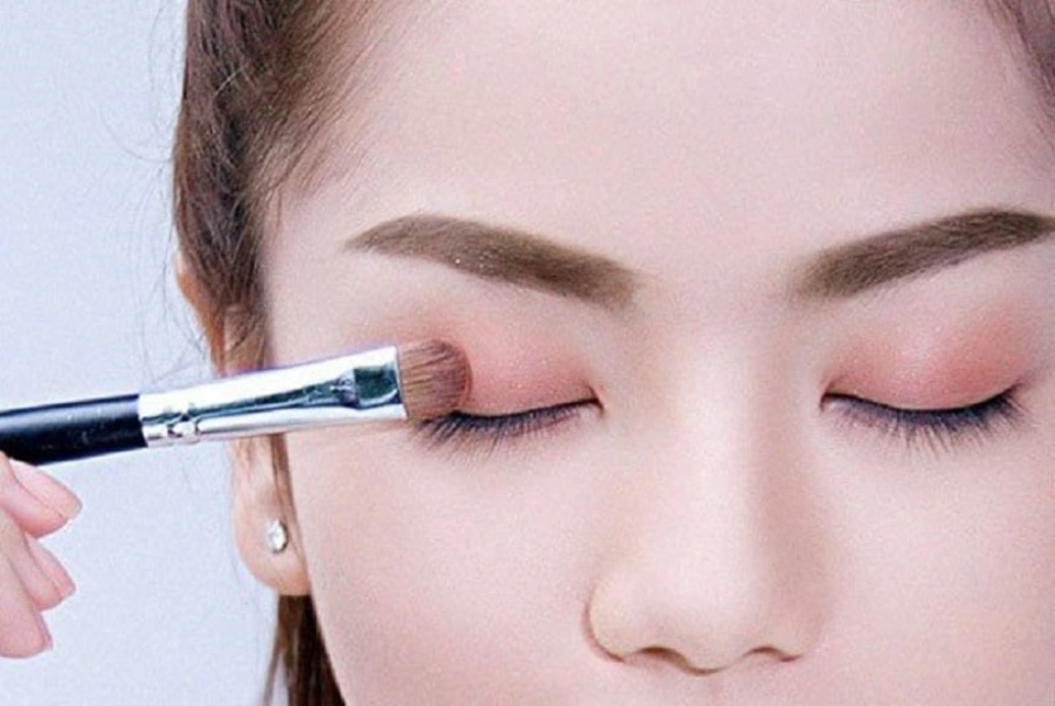Ảnh bài viết Cách trang điểm cho người mới bắt đầu với 12 bước đơn giản, đẹp, chuẩn