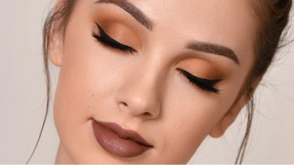 Ảnh bài viết Cách trang điểm mắt đẹp, theo kiểu Tây ấn tượng & thu hút
