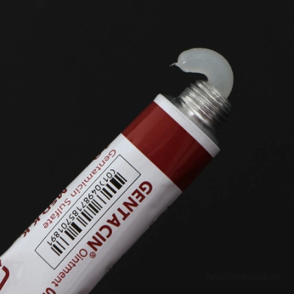 Gel xóa mờ sẹo đánh bay mụn Gentacin Ointment 0.1% Nhật Bản ảnh 5